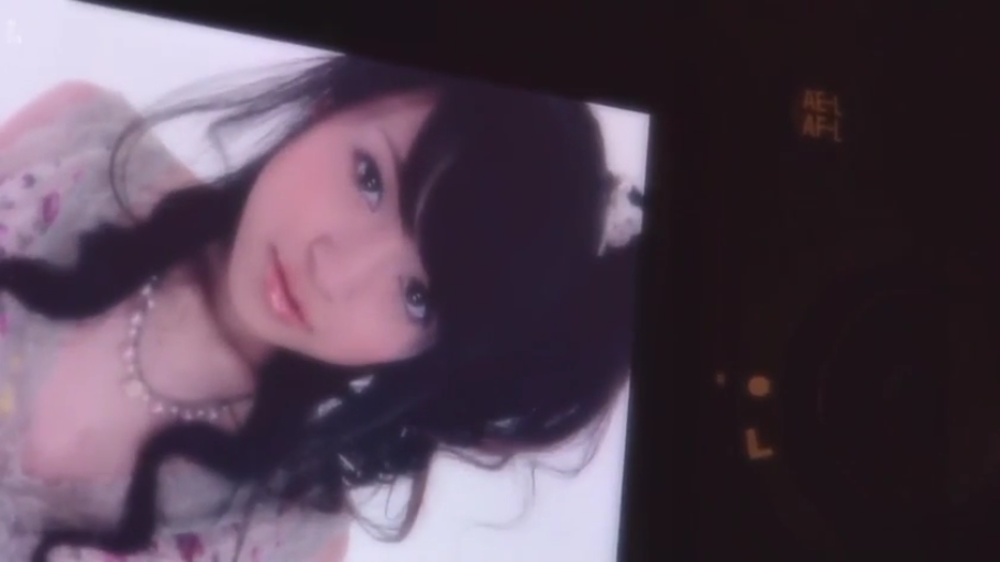 诱惑 · 眼睛特写 · 花色上衣 · 摄影工作室 · 单反相机 · 电子显示屏光线