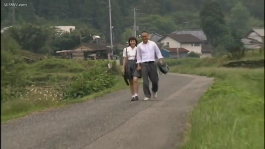 微笑 · 吊带制服裙 · 乡间公路 · 中景镜头 · 提包