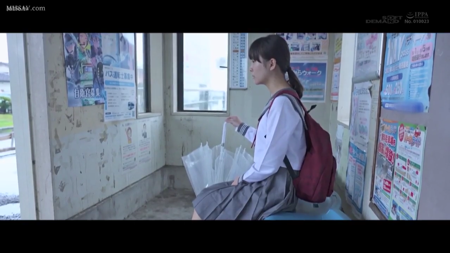 等待 · 雨伞 · 日式水手服学生制服 · 公交车站 · 侧面镜头 · 车站张贴海报