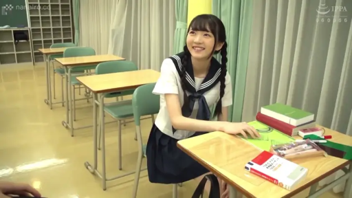 教室 · 脸部特写 · 微笑 · 水手服 · 笔袋