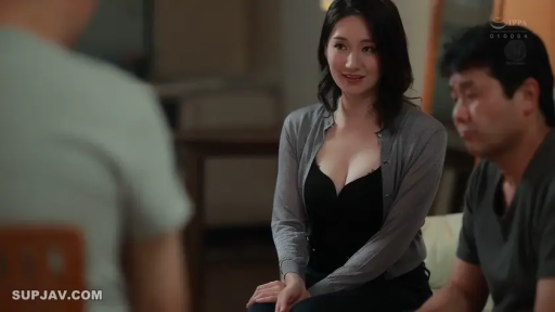 温柔 · 客厅 · 黑色低胸内搭 · 女性上半身特写