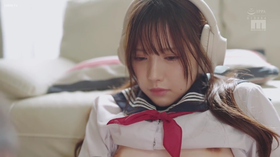 室内 · 坐姿 · 胸部 · 忧郁 · 耳机 · JK制服 · 日本AV · 撩衣