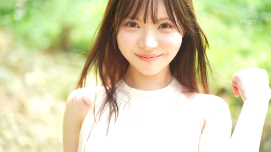 温柔微笑 · 顔のクローズアップ · 树林 · 光线明亮 · 白色挂脖上衣