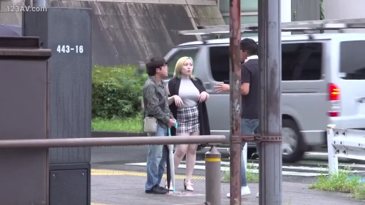 全身 · 站立 · 巨乳 · 格纹短裙 · 惊讶 · 户外街道 · 雨伞 · 街头搭讪