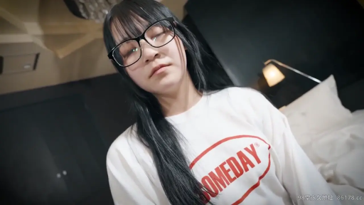 眼镜特写 · 床 · 神情放松 · 白色长袖T恤 · 黑框眼镜
