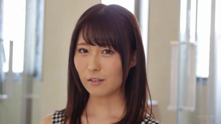 室内 · 注视 · 嘴唇 · 格子纹上衣