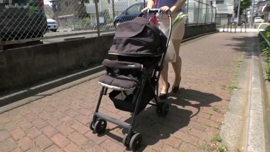 浅色上衣 · 人行道 · 婴儿车 · 阳光充足