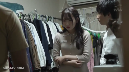 交谈 · 严肃 · 站立 · 中景 · 日本AV · 衣架 · 针织裙 · 衣帽间