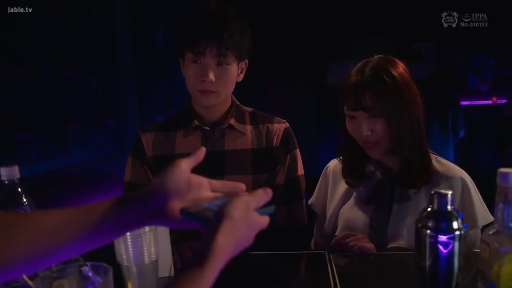 格子衬衫 · 坐姿 · 中景 · 昏暗灯光 · 注视 · 好奇 · 酒吧 · 调酒壶