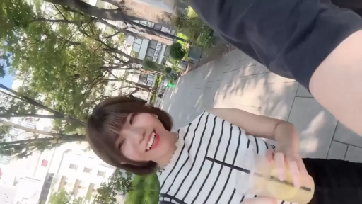脸部特写 · 公园 · 饮料 · 开心微笑 · 黑白条纹短袖上衣