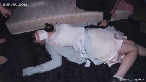 室内 · 中景 · 闭眼 · 仰卧 · 口罩 · 昏迷 · 白色连衣裙