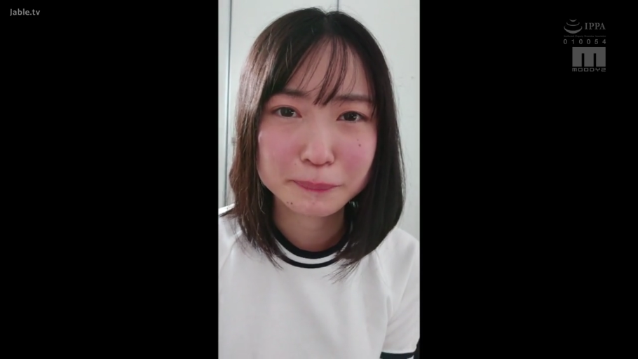 室内 · 泪流满面 · 眼睛特写 · 白色圆领运动衫 · 眼泪