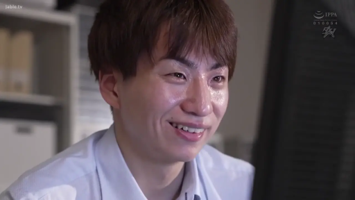 兴奋 · 办公室 · 浅蓝色衬衫 · 出汗 · 男性脸部特写