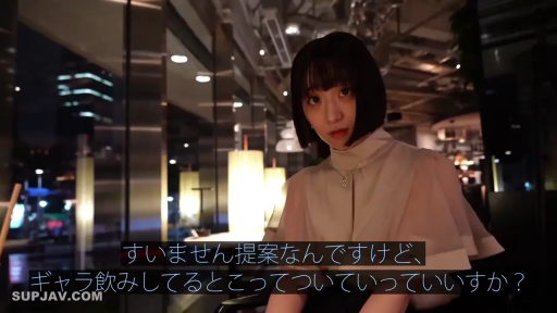 平静 · 人物半身特写 · 酒吧 · 日语字幕 · 项链 · 浅色半透明高领上衣