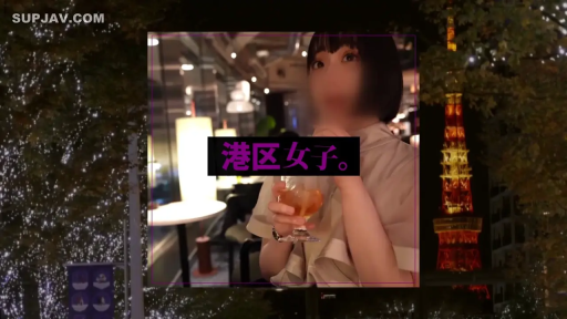 高档餐厅 · 酒杯 · 浅色休闲上衣 · 人物面部及上半身特写 · 面部处于马赛克遮挡状态 · 画面添加文字标注“港区女子”
