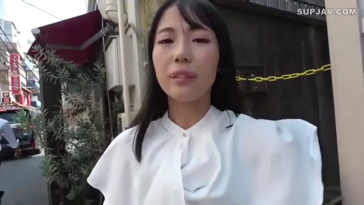 站立 · 平静 · 白色上衣 · 谈话 · 近景 · 户外 · 链条 · 街头