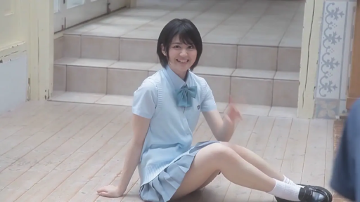室内 · 坐姿 · 全身 · 微笑 · JK制服 · 短发 · 挥手