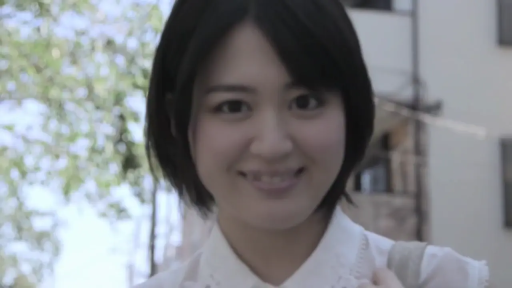温柔 · 白色衬衫 · 面部特写 · 户外 · 自然光 · 单肩包