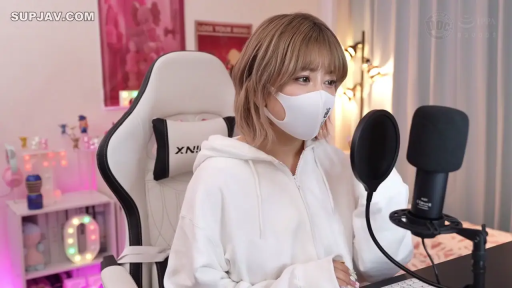 平静 · 半身 · 正坐 · 口罩 · 麦克风 · 直播间 · 直播 · 白色连帽衫