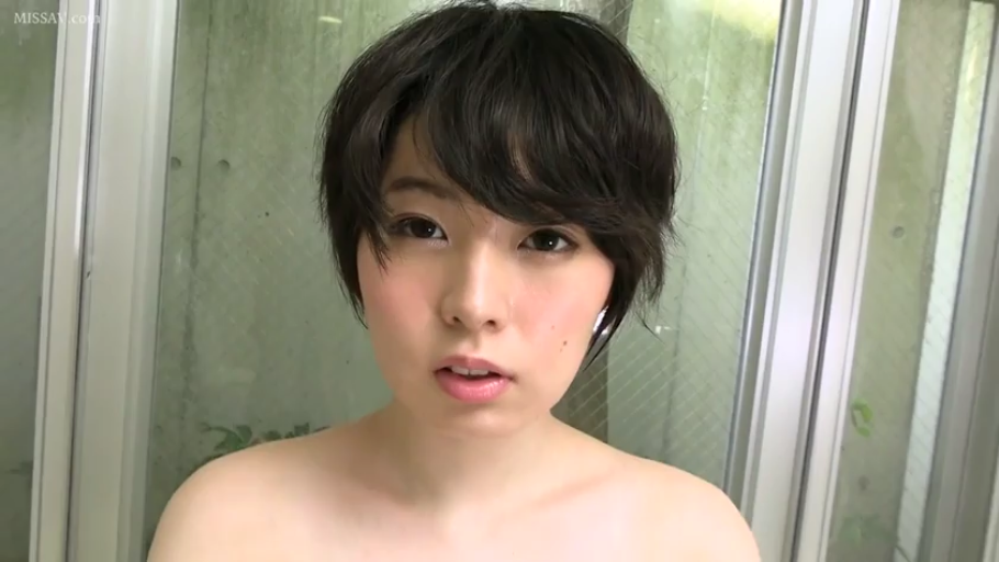 室内 · 脸部特写 · 注视 · 短发 · 微张嘴 · 正对镜头 · 上身赤裸