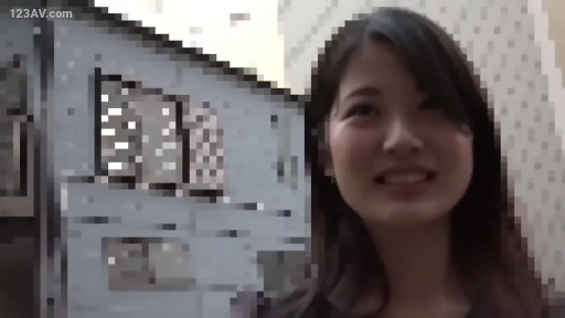 站立 · 微笑 · 顔のクローズアップ · 注視 · 屋外 · 深色上衣 · 街头采访