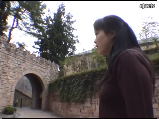 站立 · 户外 · 侧脸 · 棕色上衣