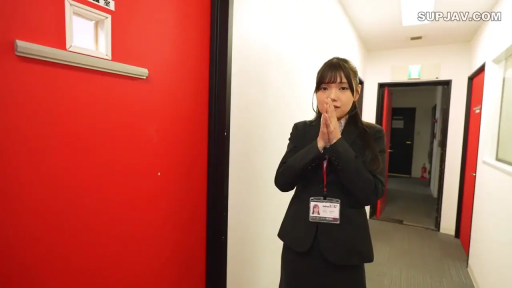 站立 · 自然 · 半身 · 职业装 · 走廊 · 工牌 · 日本 · 祈祷手势