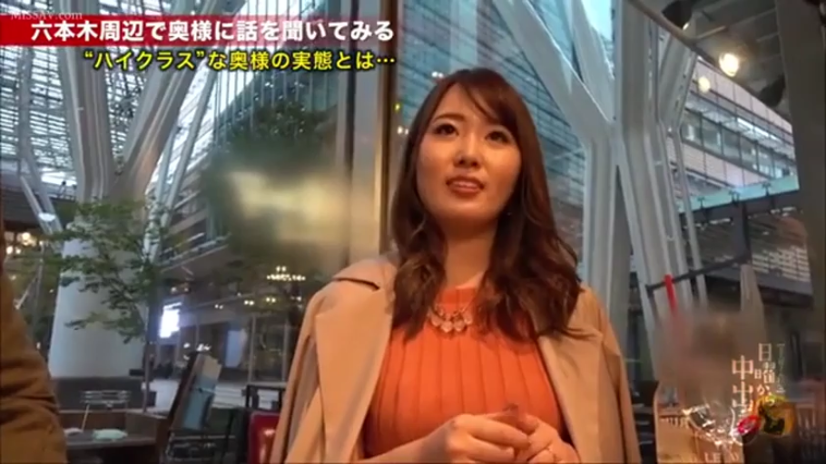 坐姿 · 中景 · 针织衫 · 商业区