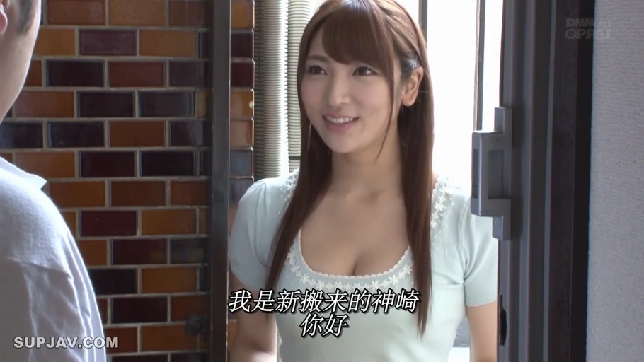 站立 · 中景 · 微笑 · 门口 · 打招呼 · 邻居 · 浅色低胸短袖