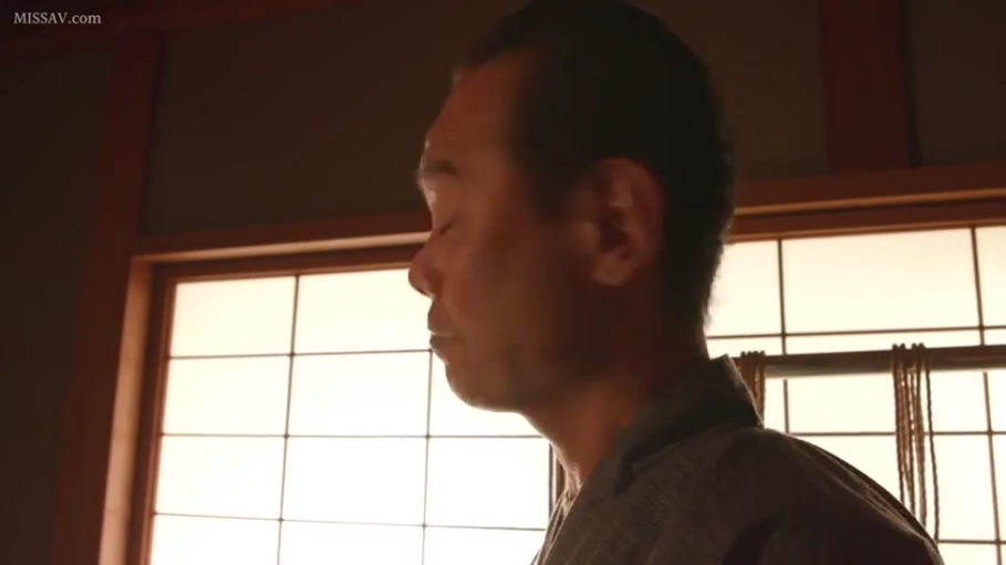 严肃 · 沉思 · 和室 · 侧脸 · 和服 · 障子 · 中年男性 · 侧对