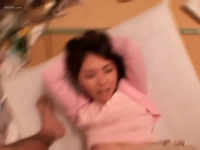 卧室 · 喘息 · 头部特写 · 光线昏暗 · 浅色内搭 · 性交