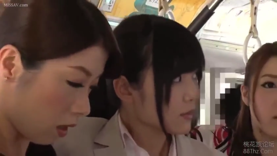专注 · 西装外套 · 吊环 · 人物面部特写 · 车厢