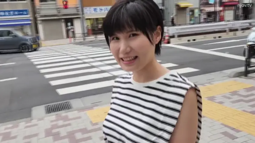 微笑 · 面部特写 · 对视 · 短发 · 户外街道 · 侧身站立 · 条纹无袖上衣