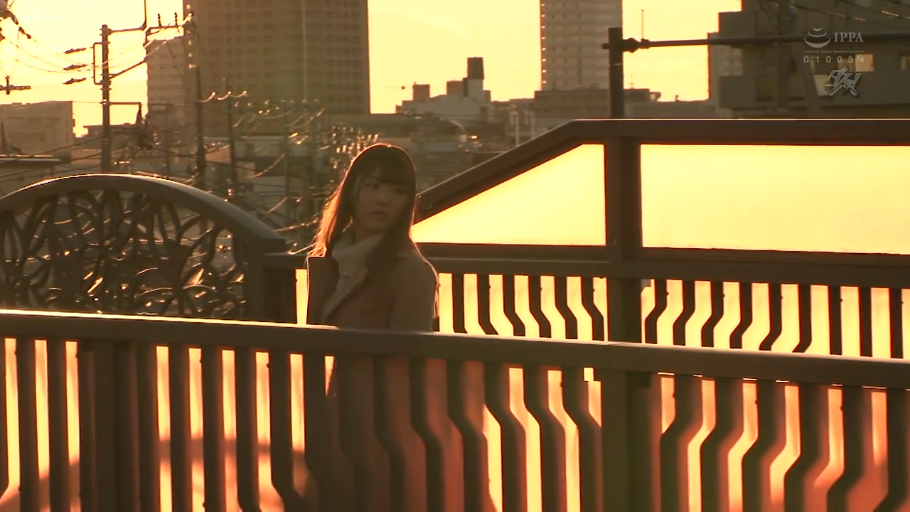 中景 · 回眸 · 大衣 · 天桥