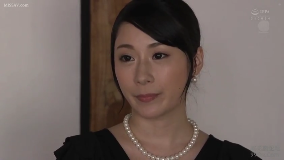 室内 · 严肃 · 脸部特写 · 凝视 · 正面 · 黑色上衣