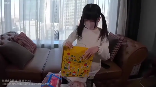 双手操作特写 · 酒店客房 · 白色长袖上衣 · 黄色购物袋 · 专注查看袋内物品 · 窗帘半遮光