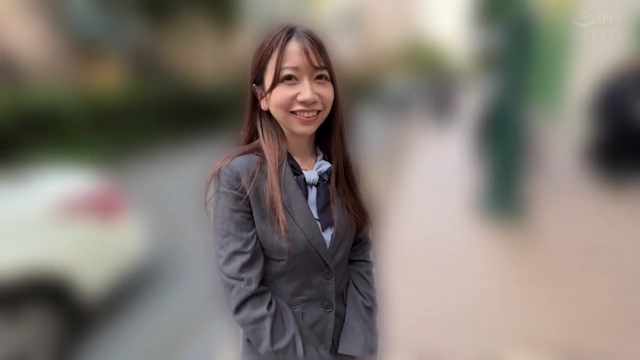 微笑 · 面部特写 · 深色领结 · 户外街道