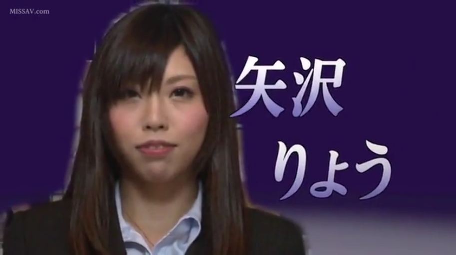 微笑 · 面部特写 · 深色西装外套 · 摄影棚 · 画面侧边有演员姓名文字