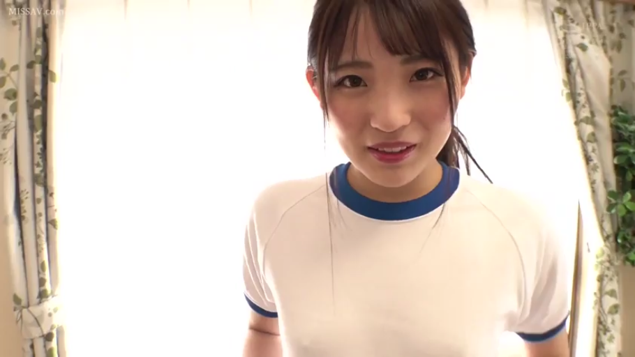 窗前 · 上半身特写 · 注视镜头 · 白色蓝色拼接体操服