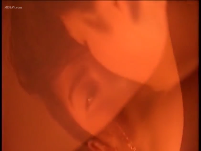 侧脸轮廓 · 卧室 · 沉醉 · 裸露皮肤 · 暖色调滤镜