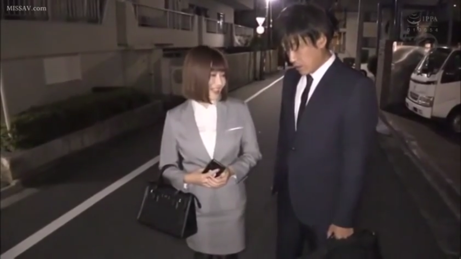 微笑 · 灰色职场西装套裙 · 手提包 · 夜晚户外 · 夜景 · 两人全身镜头