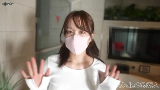 室内 · 自然 · 面部特写 · 口罩 · 素人 · 正面站立 · 白色长袖 · 打招呼