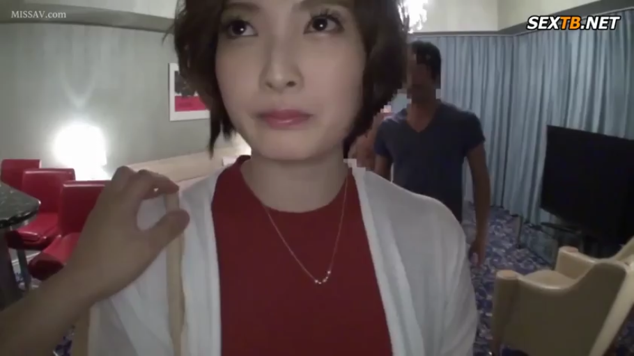 酒店 · 脸部特写 · 自然 · 红色上衣 · 正面站立 · 被触碰肩膀