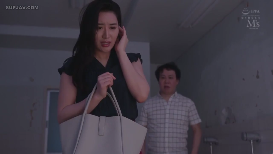 走廊 · 焦虑 · 人物面部特写 · 格纹短袖衬衫 · 光线暗淡
