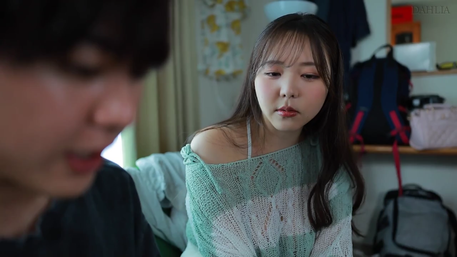 房间 · 若有所思 · 内搭吊带 · 女性面部特写