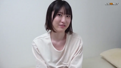 卧室 · 肩膀以上 · 注视 · 白色圆领长袖衫