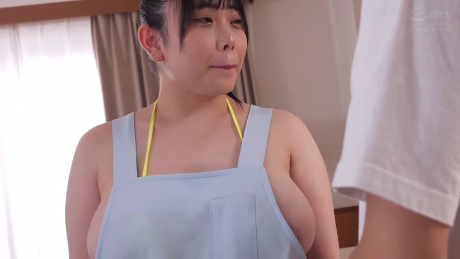 卧室 · 上半身特写 · 略显羞涩 · 浅蓝色围裙 · 围裙