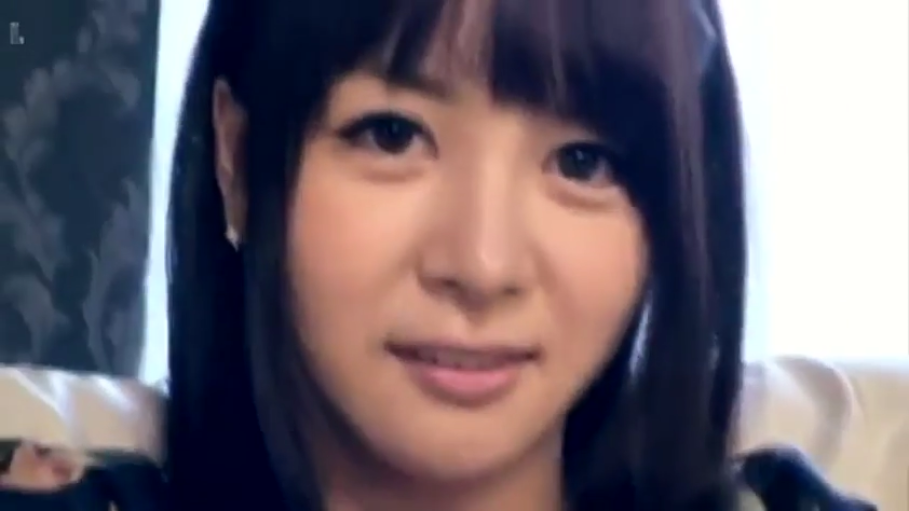 室内 · 坐姿 · 脸部特写 · 微笑 · 注视 · 便服 · 黑发