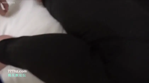 室内 · 趴姿 · 床单 · 静止 · 画面模糊 · 黑色紧身裤 · 臀腿部