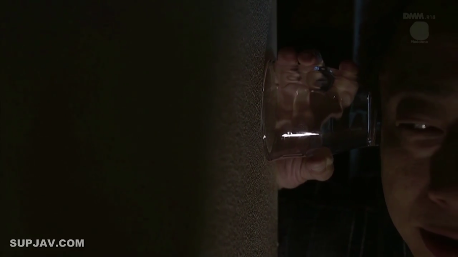 便服 · 渴望 · 头部特写 · 偷窥 · 玻璃杯 · 墙边 · 贴墙 · 窃听